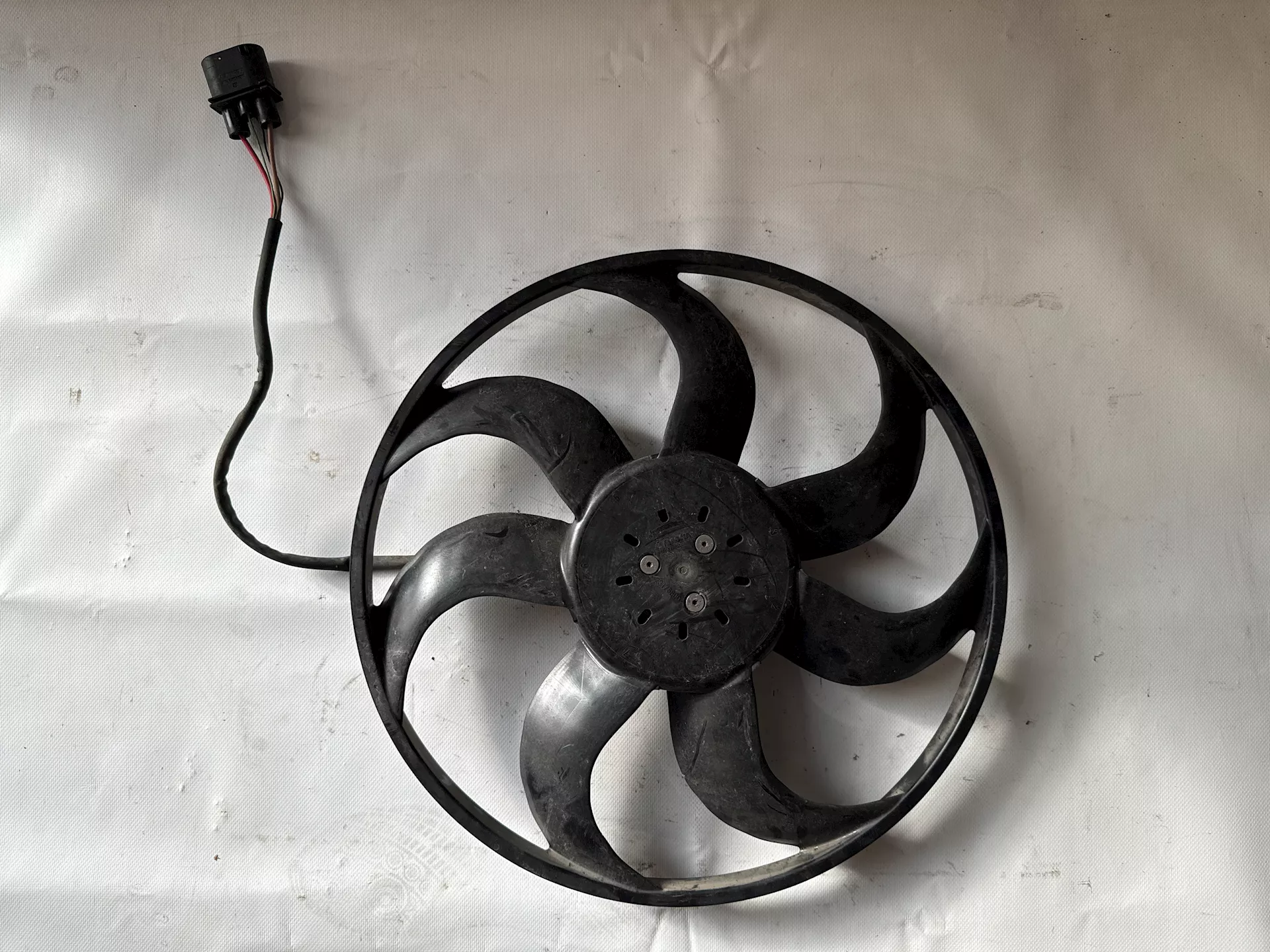 Ventilátor chladiče, 5Q0 121 203 DE, poškozený konektor