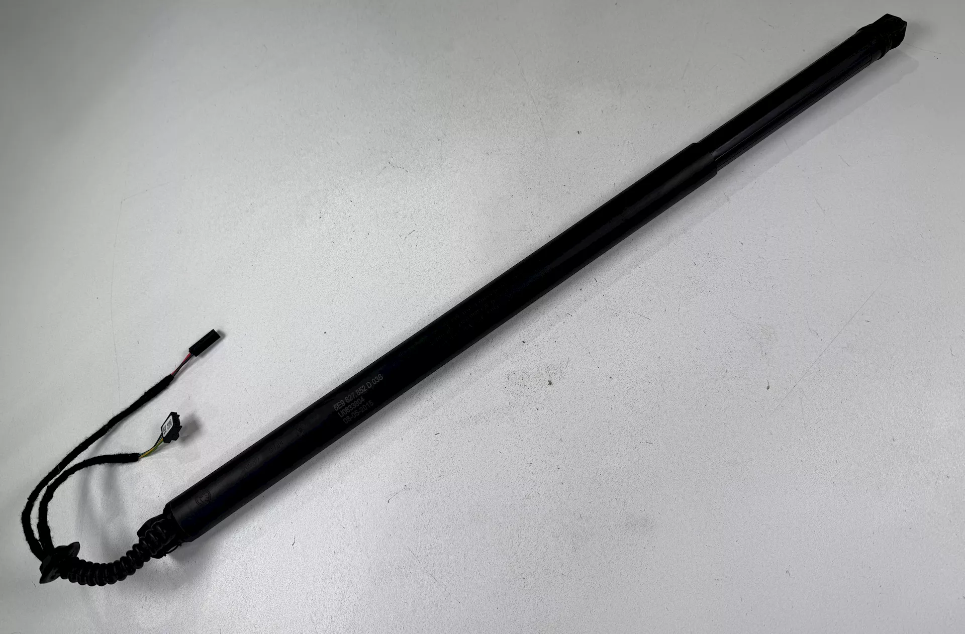 Elektrická vzpěra kufru pravá, 5E9 827 852 D, Škoda Octavia III