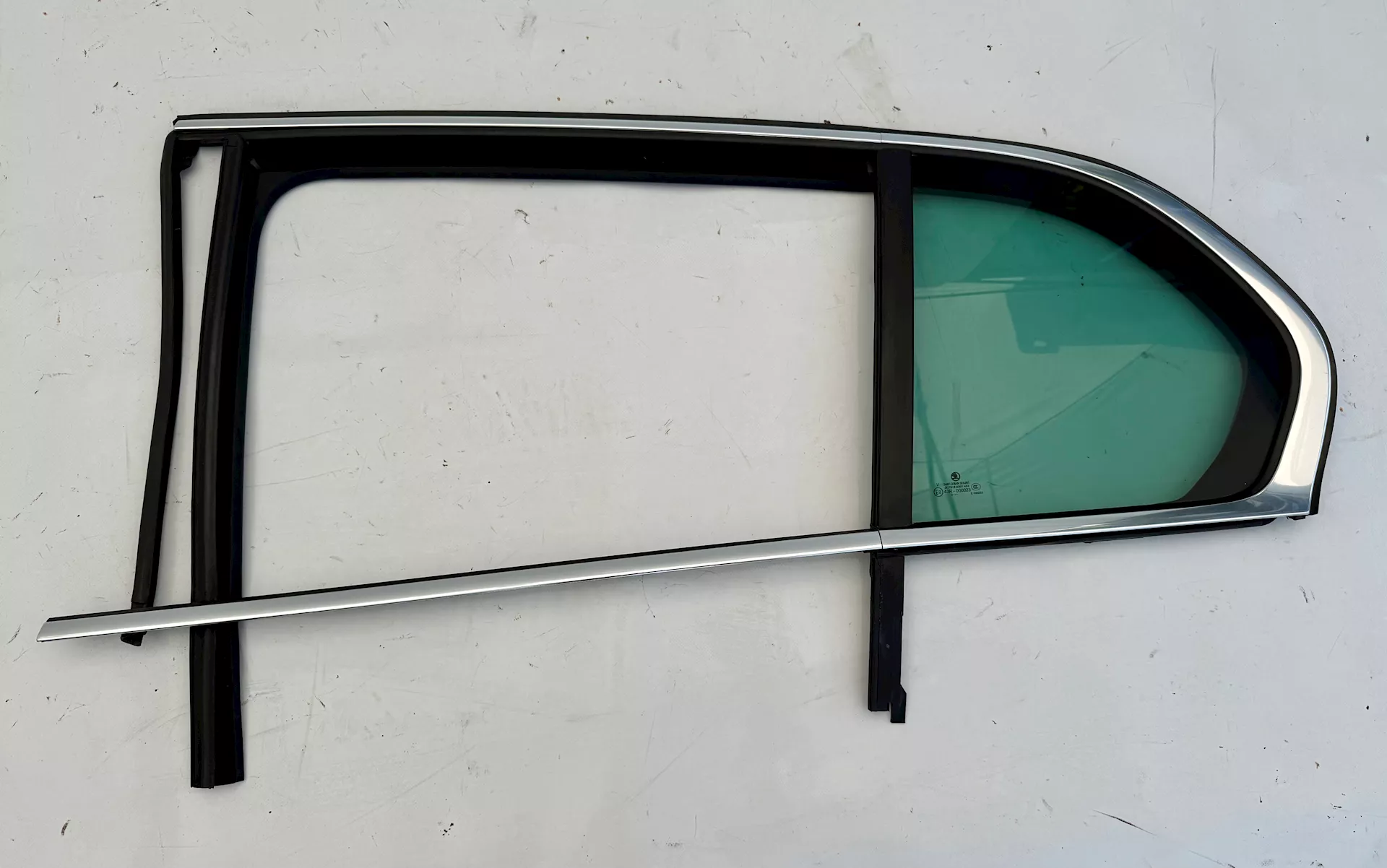 Sklo boční s těsněním levé, 3T5 845 209 AN