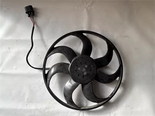 Ventilátor chladiče, 5Q0 121 203 DE, poškozený konektor